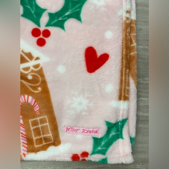 Betsey Johnson Christmas Pink Gingerbread House 50x60 Blanket Throw NEW - Picture 2 of 3